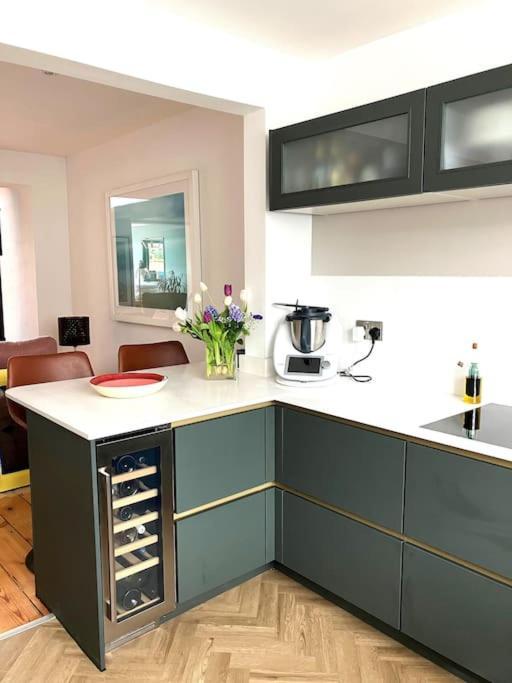 Our Beautifully Renovated Home Чічестер Екстер'єр фото